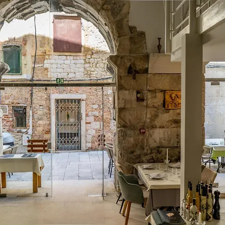 לינה וארוחת בוקר Leonis Restaurant &