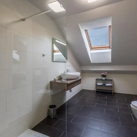 Leonis Restaurant & לינה וארוחת בוקר 4*