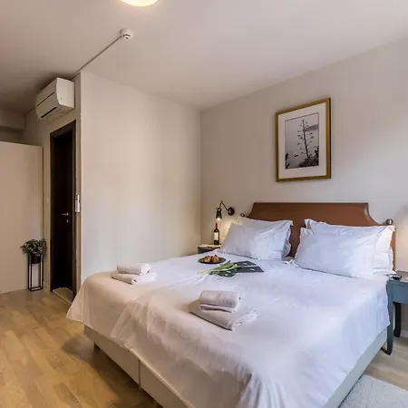 לינה וארוחת בוקר Leonis Restaurant & ספליט