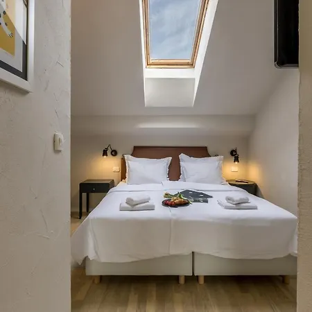 Leonis Restaurant & לינה וארוחת בוקר 4*