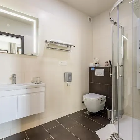 לינה וארוחת בוקר Leonis Restaurant &