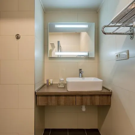 לינה וארוחת בוקר Leonis Restaurant & 4*