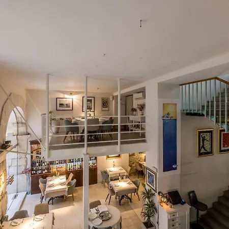 לינה וארוחת בוקר Leonis Restaurant &