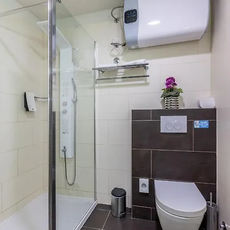 לינה וארוחת בוקר Leonis Restaurant &