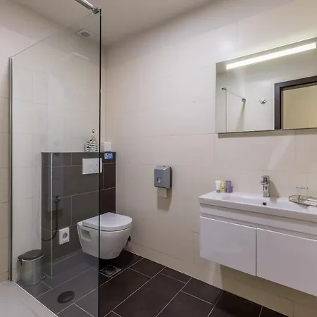 Leonis Restaurant & לינה וארוחת בוקר 4*