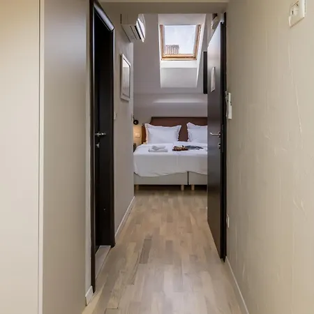 לינה וארוחת בוקר Leonis Restaurant & 4*