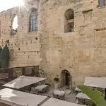 Leonis Restaurant & 4*