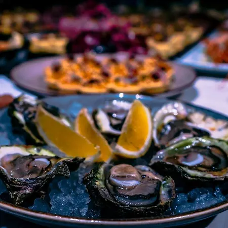 فندق مبيت وإفطار Leonis Restaurant &