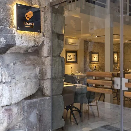 Leonis Restaurant & فندق مبيت وإفطار