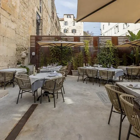 Bed & Breakfast Leonis Restaurant & 4*