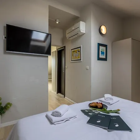 فندق مبيت وإفطار Leonis Restaurant &