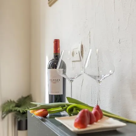 Leonis Restaurant & فندق مبيت وإفطار