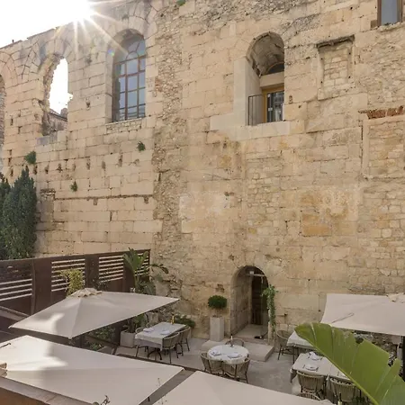 Leonis Restaurant & 4*