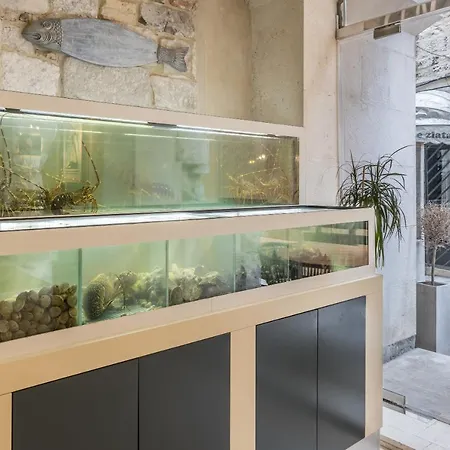 Leonis Restaurant & فندق مبيت وإفطار 4*