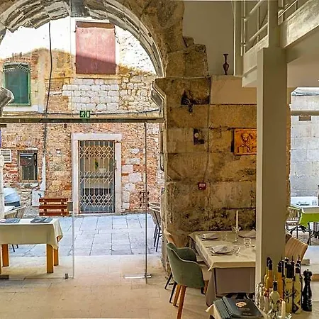 Leonis Restaurant&rooms Couette-café