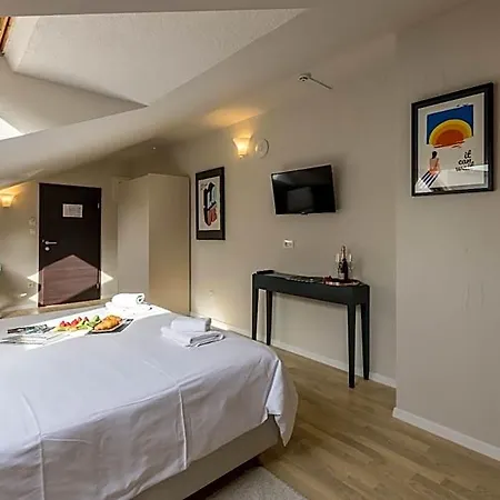 Leonis Restaurant&rooms 4*