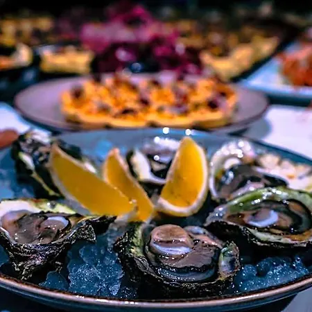 Leonis Restaurant&rooms Couette-café 4*