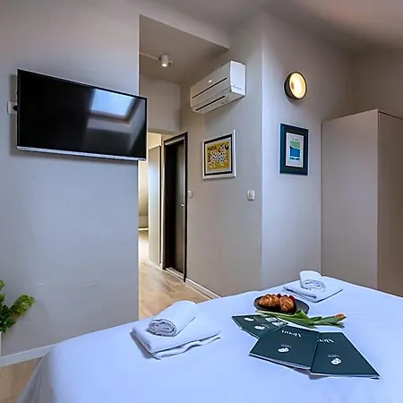 Leonis Restaurant&rooms Couette-café Split