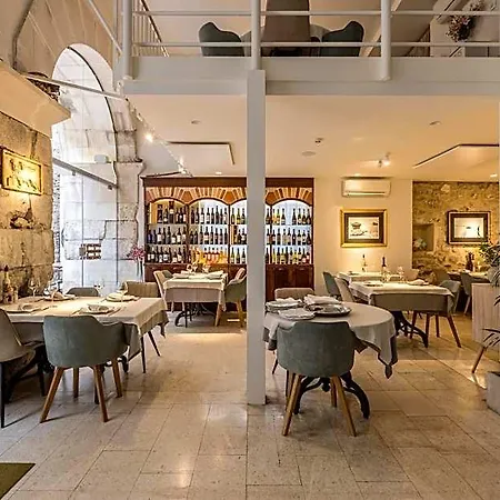 Couette-café Leonis Restaurant&rooms 4*