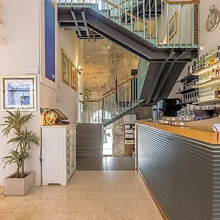 Couette-café Leonis Restaurant&rooms 4*