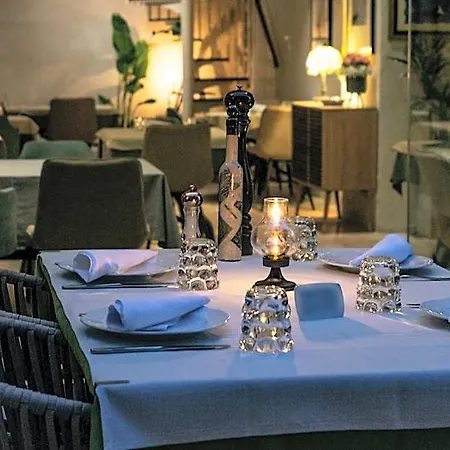 Couette-café Leonis Restaurant&rooms 4*