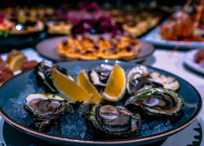 לינה וארוחת בוקר Leonis Restaurant &