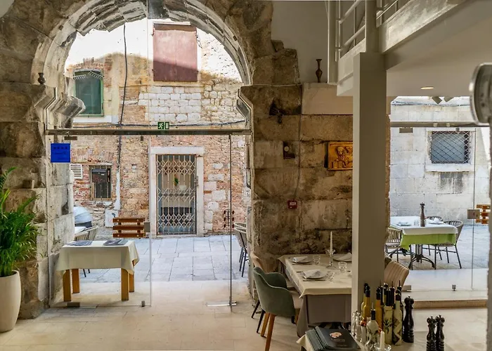 לינה וארוחת בוקר Leonis Restaurant &