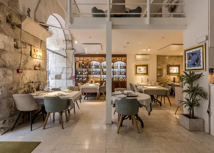 Leonis Restaurant &