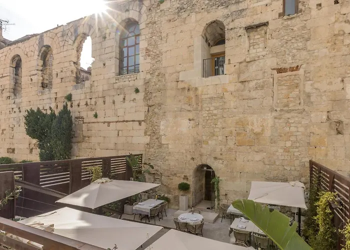 Leonis Restaurant & 4*