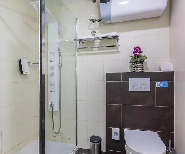 Frühstückspension Leonis Restaurant &