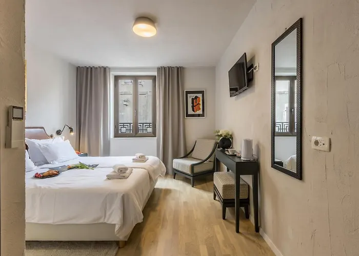 Leonis Restaurant & Split