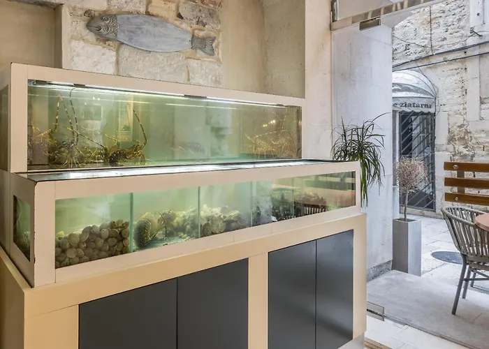 Leonis Restaurant & לינה וארוחת בוקר 4*