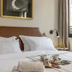 Leonis Restaurant & 4*